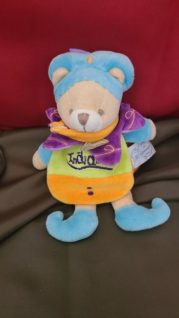Doudou et compagnie ours cape prince Indidous attache tétine