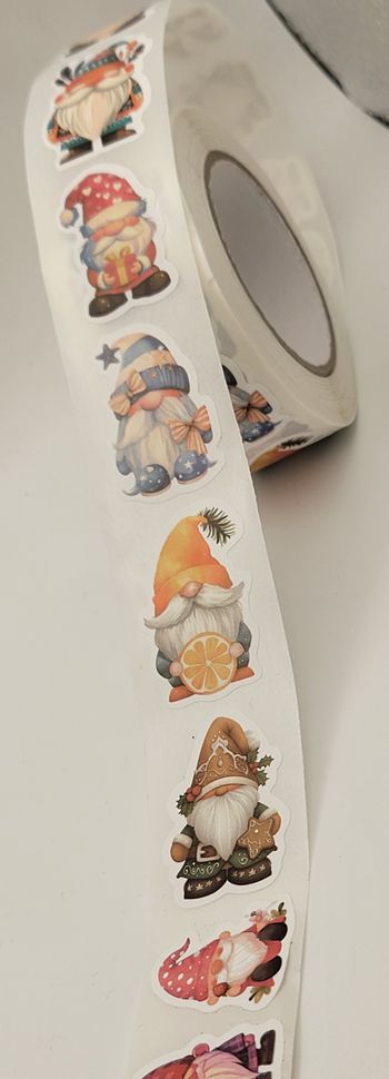 rouleau 500  autocollants gnomes