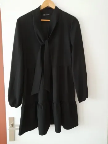 Robe noire forme évasée avec volants Zara