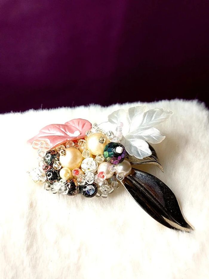 Magnifique broche vintage en plastique, avec perles - photo numéro 2