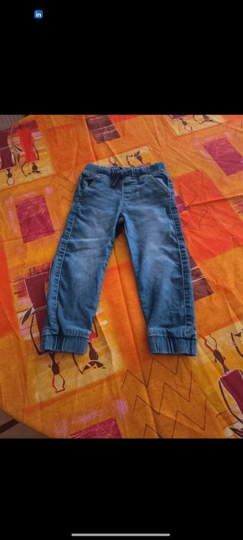 Jeans 3/4 ans en excellent état