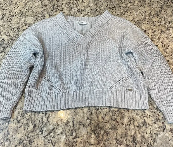 Women’s Hollister Gray Knit Cropped Sweater Size M