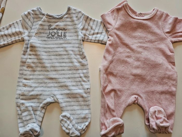 2 pyjamas bébé