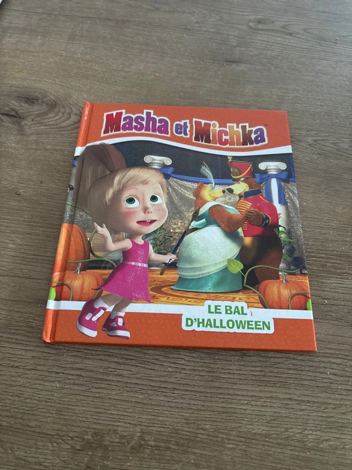 Masha et mishka le bal d’Halloween