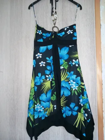 Jolie robe dos nu Asymétrique à fleurs