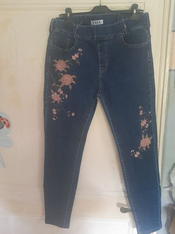 Jeans bleu brodé, marque Vita, taille 44