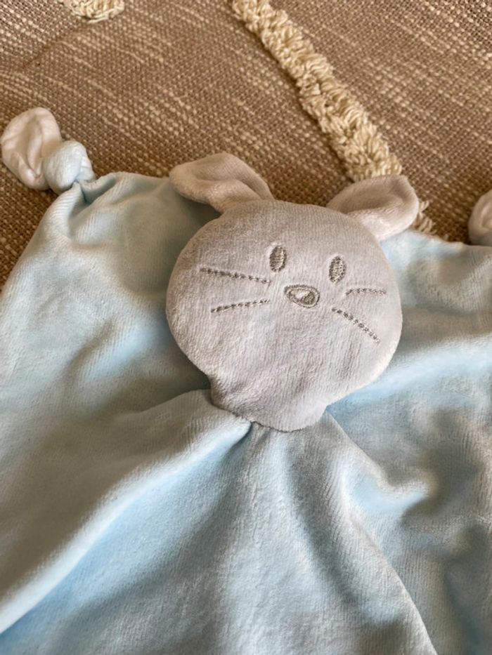 Peluche doudou plat 22cm l’art du coton lapin bleu et gris très bon état - photo numéro 2