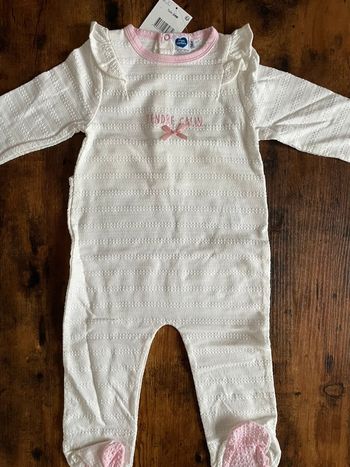 Magnifique pyjama blancs avec froufrous et noeud