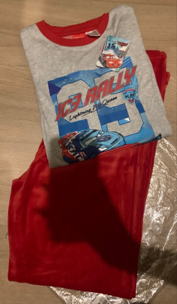 Pyjama cars en velour neuf taille 12ans plus serviette 136/68cm