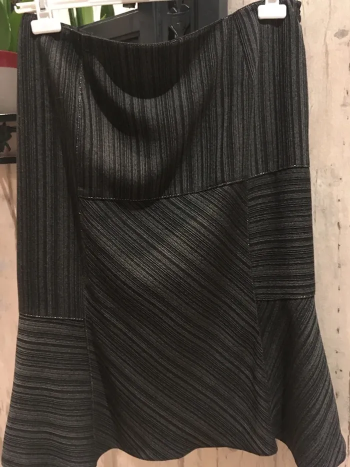 Magnifique jupe moderne en 48 de la boutique Christine Laure en excellent état - photo numéro 3