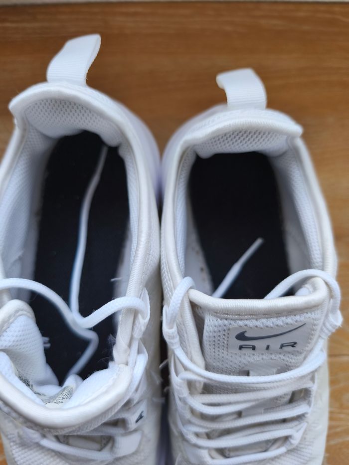 Basket peut porter.
Nike W Air Max Axis GS (AH5222-100) - photo numéro 4