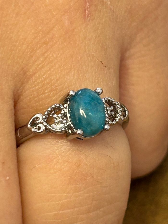 Bague réglable en laiton et en apatite – Clarté & Expression