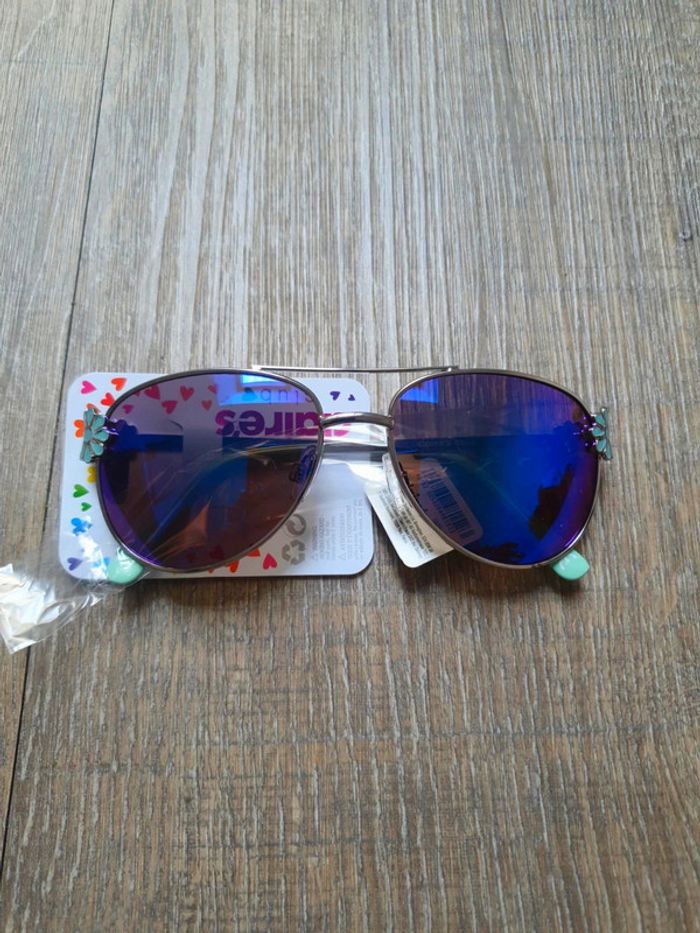 Lunettes de soleil enfant verre bleu métal fleur
indice 3
neuf Claire's