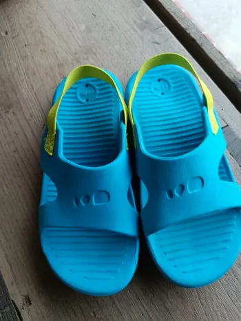 Sandales de piscine taille 27-28