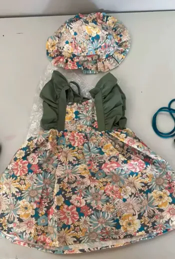 Adorable robe d’été fleurie + chapeau assorti