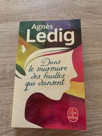 Dans le murmure des feuilles qui dansent 