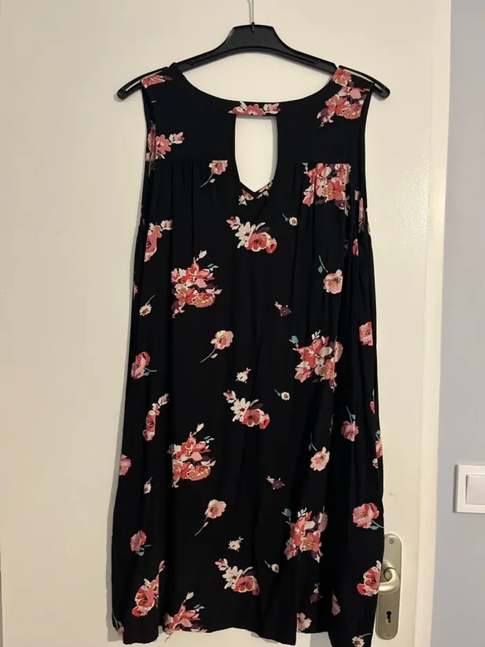 Robe noire à fleurs - photo numéro 2