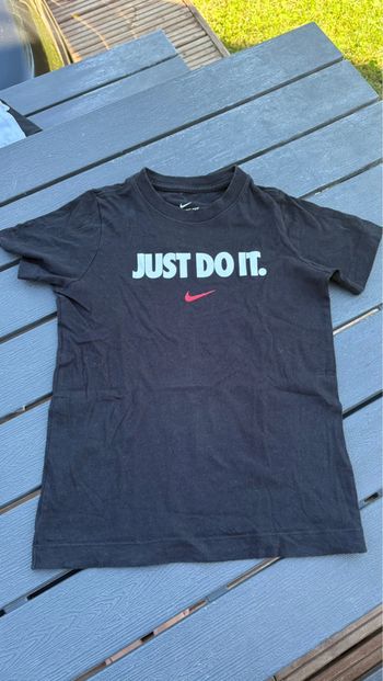 T shirt manches courtes noir Nike fille taille 7/8 ans