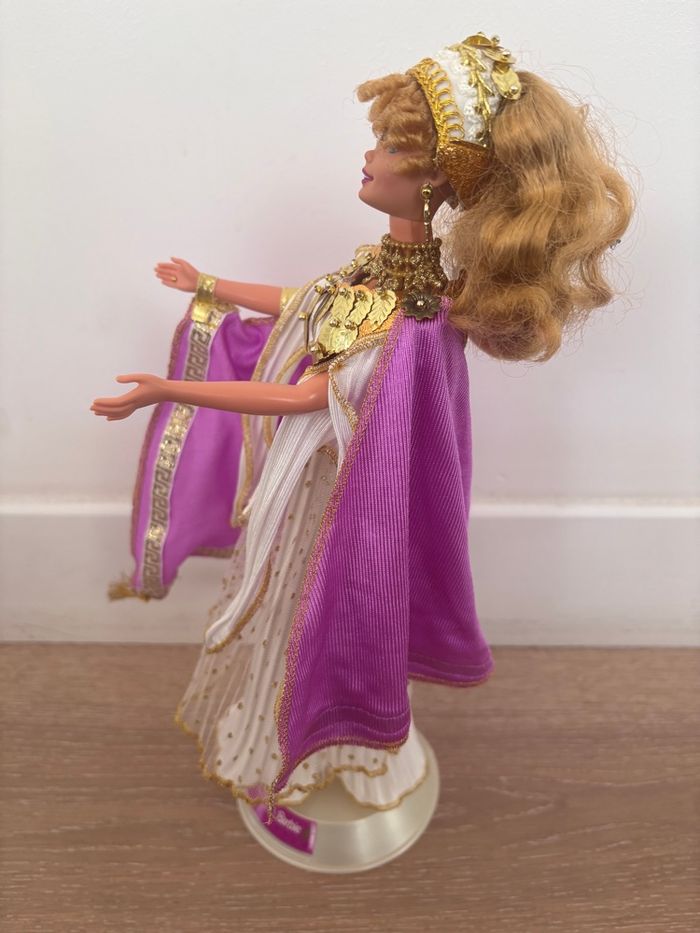 Poupée Barbie de collection Goddess grecque 1996 avec son support de présentation - photo numéro 9