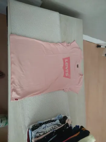 Tee shirt rose levis 12 ans