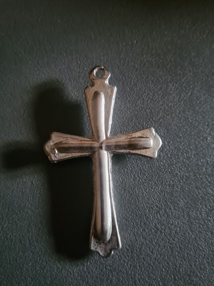 Pendentif. Croix argenté. 7 x 4 - photo numéro 2