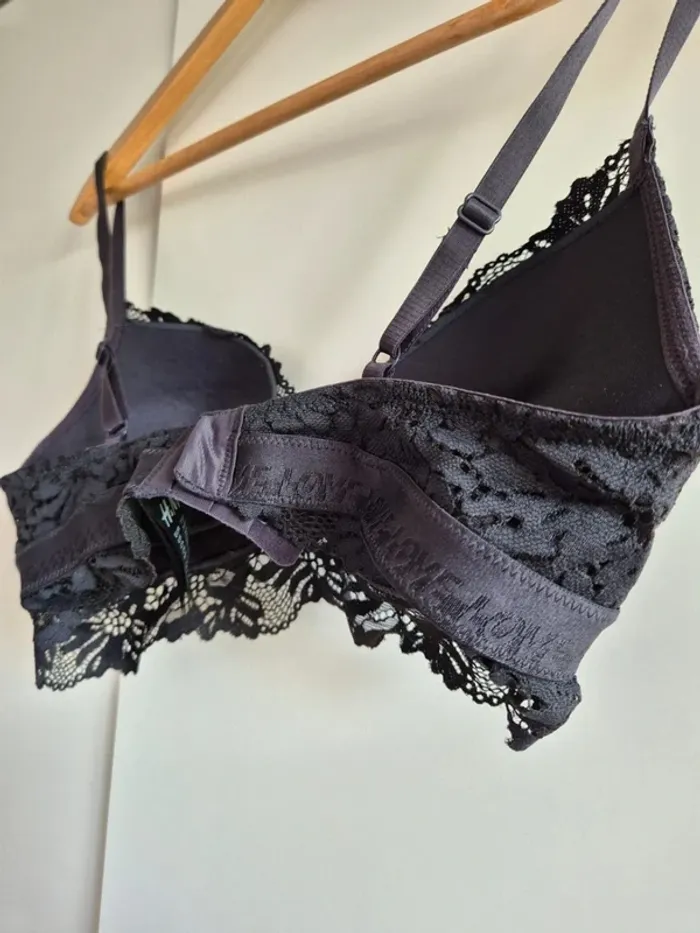 Soutien-gorge en dentelle H&M bleu marine
Taille française 90B eur 75B - photo numéro 7