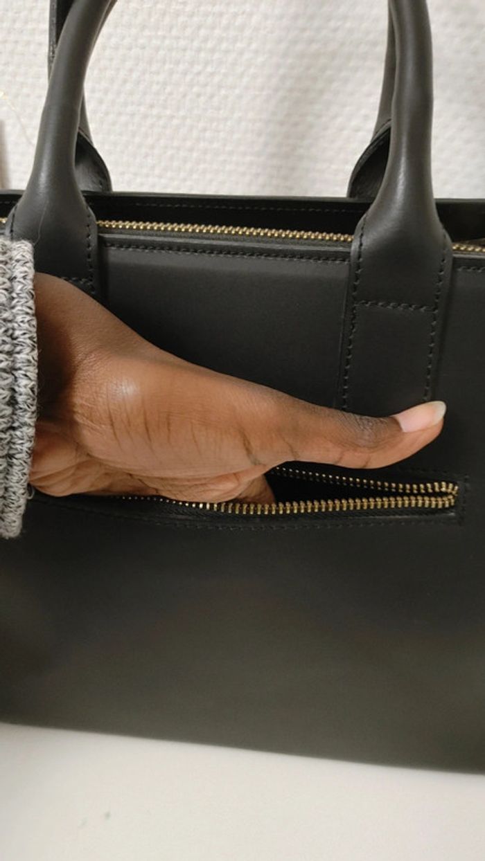 Sac à main rigide minimaliste en cuir et daim noir - photo numéro 6