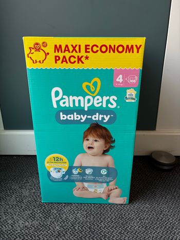 Un pack de couches Pampers Babydry Taille 4 9/14 kg