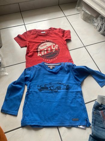 Lot de deux. T-shirts en 24 mois.