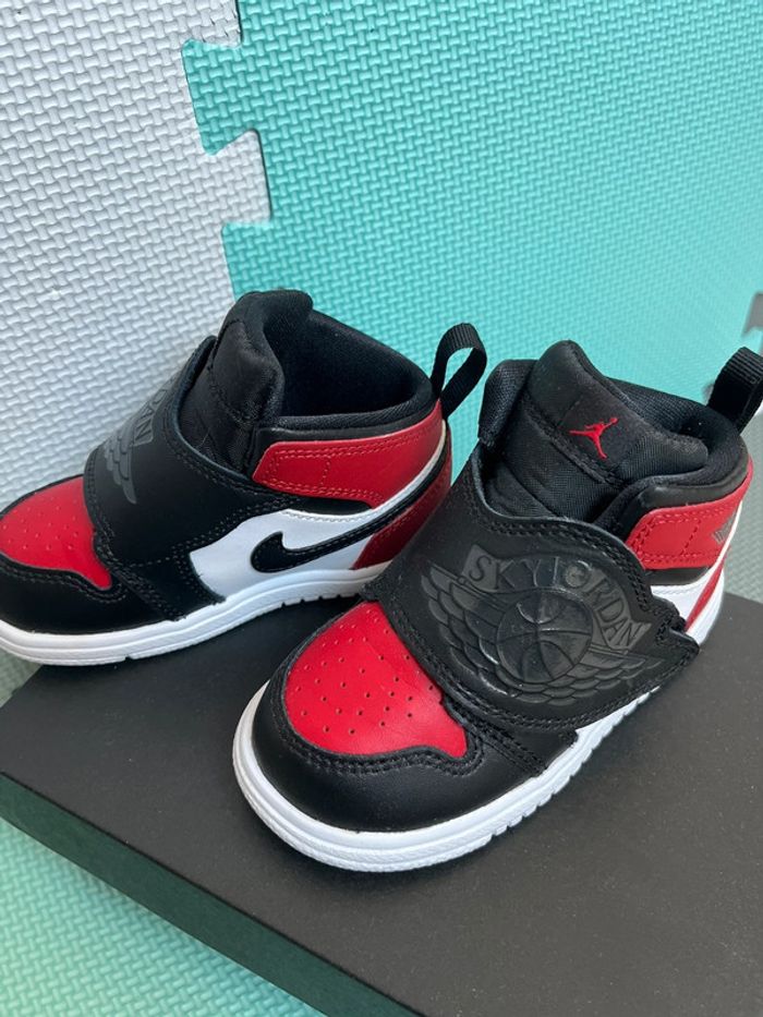 Jordan neuves taille 23,5 - photo numéro 3