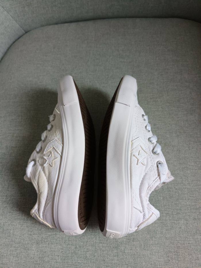 Jolie paire de Converse blanches pointure 28 - photo numéro 4