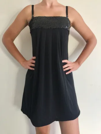Robe à sequins sur la poitrine