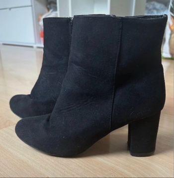 Bottine à talon noir en daim 