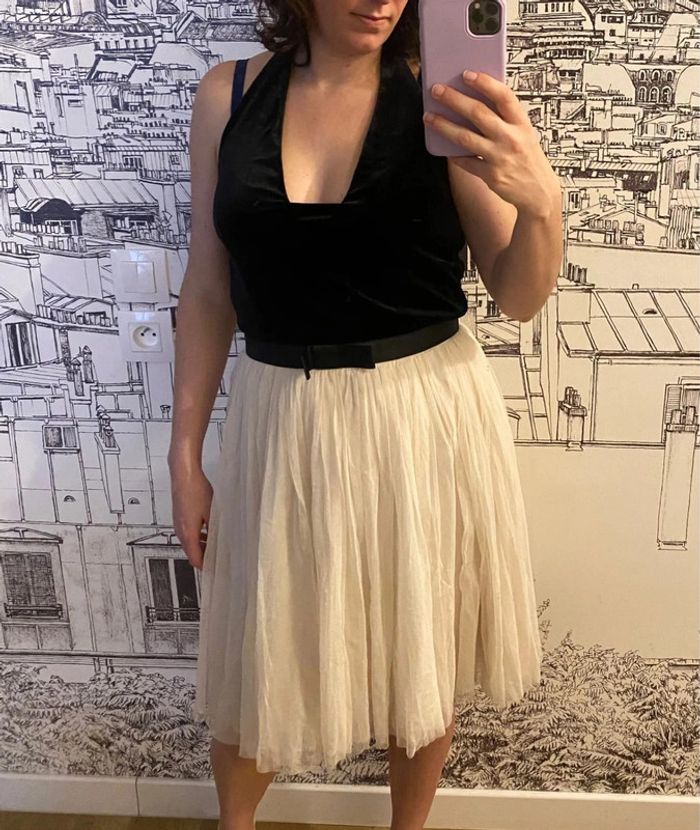 Robe de fêtes en velours noir et tulle blanc - photo numéro 10