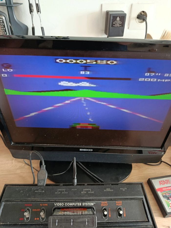 Console vintage Atari 2600 avec manettes et jeux - photo numéro 10
