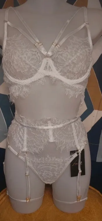 Ensemble dentelle  blanche neuf