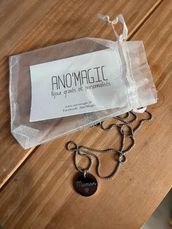 Collier avec médaille gravée maman ano’magic