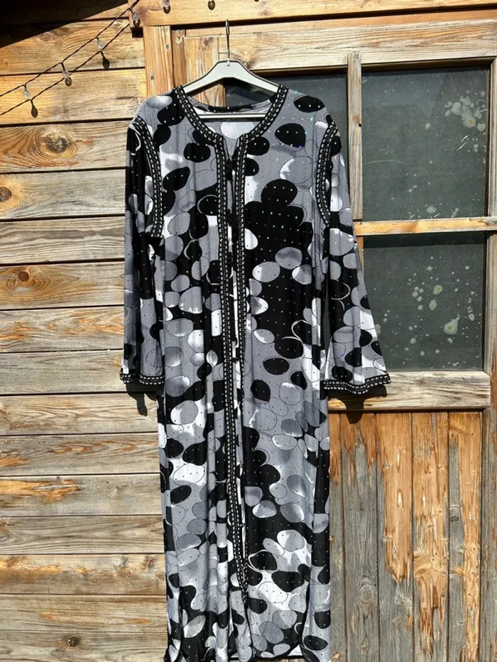Djellaba noir et blanc