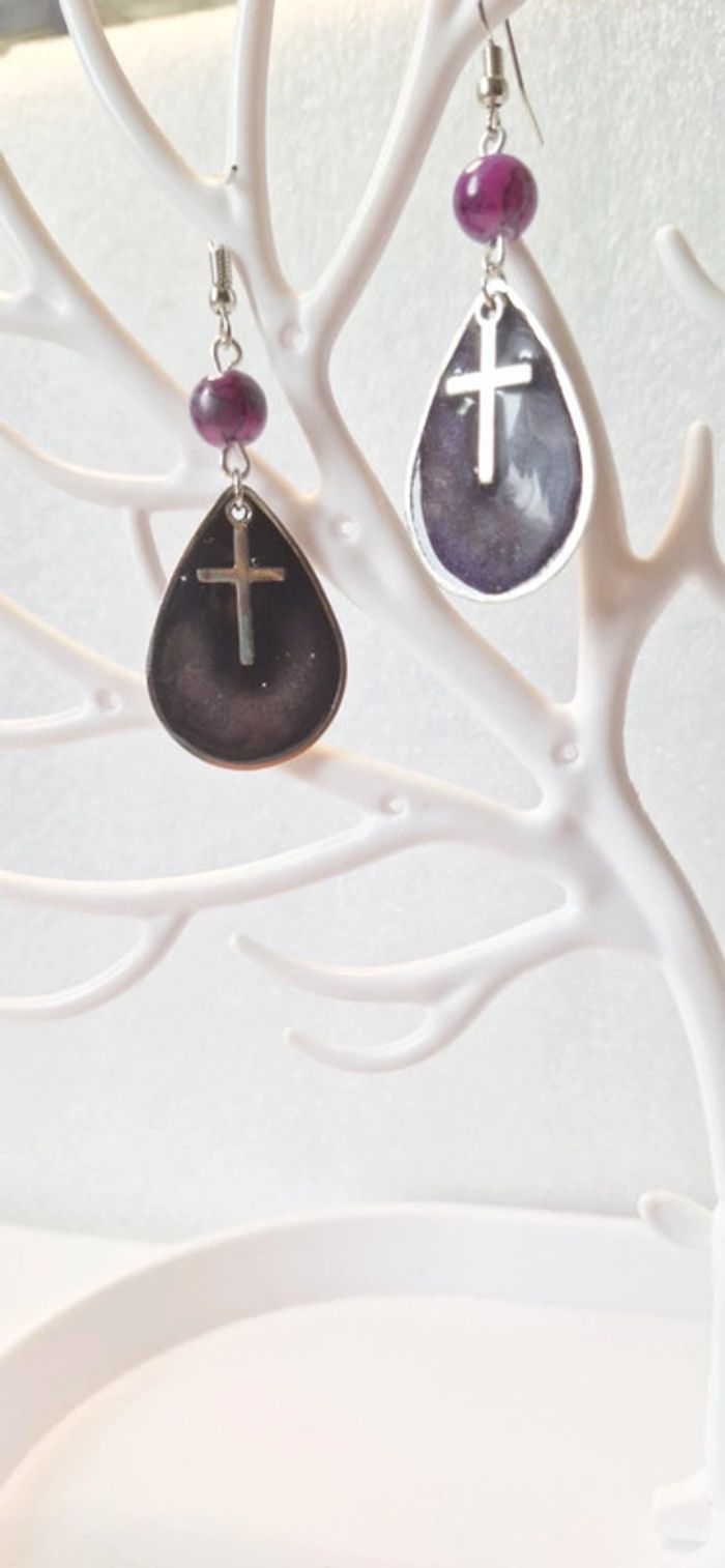 Boucles d’oreilles phosphorescente gothiques noires / mauve& croix - photo numéro 4
