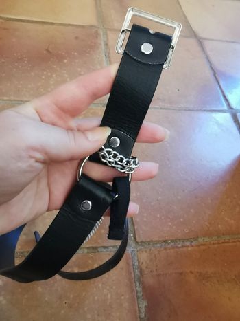 Ceinture noire en similicuir avec chaîne et boucle argentées