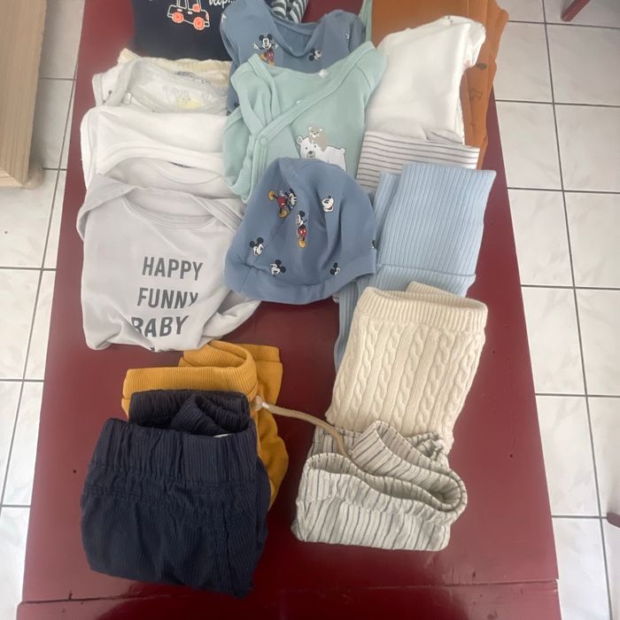 Lot 0 - 1 mois bodies , pantalon ect 👶 - photo numéro 2