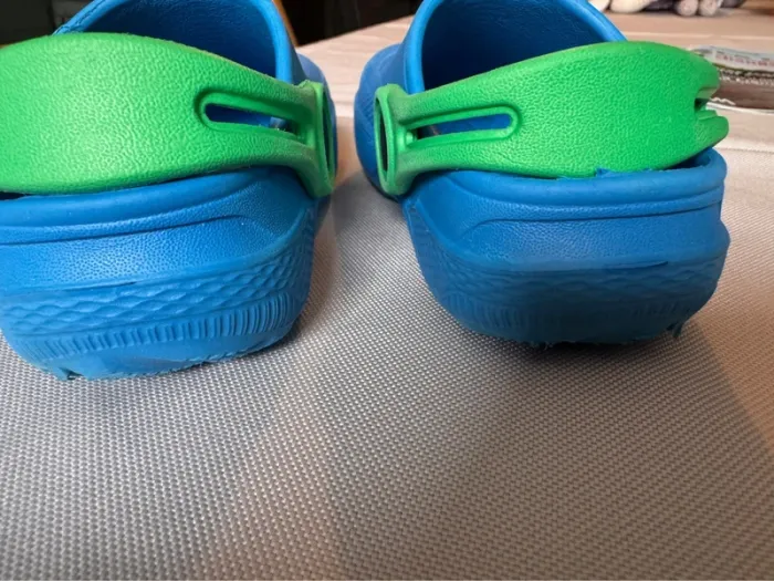 Lot de 2 paires de crocs/sabots enfants pointure 22 et 23 - photo numéro 10