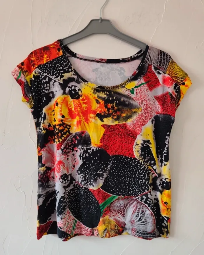 Magnifique tee shirt / top court taille 38