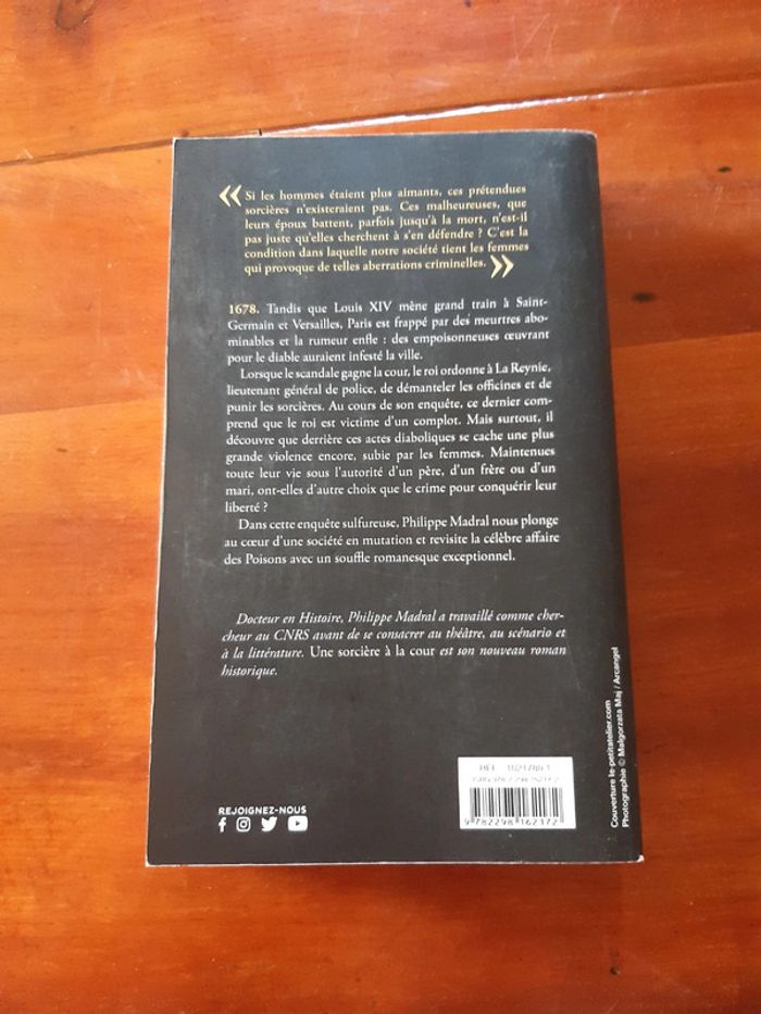 Livre une sorcière à la cour - photo numéro 2