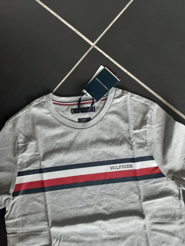 Tee-shirt  Tommy  hilfiger neuf - photo numéro 3