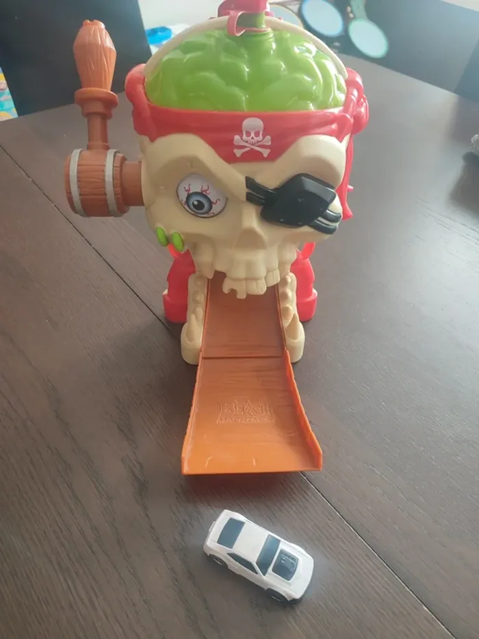 Jouet crâne+ voiture