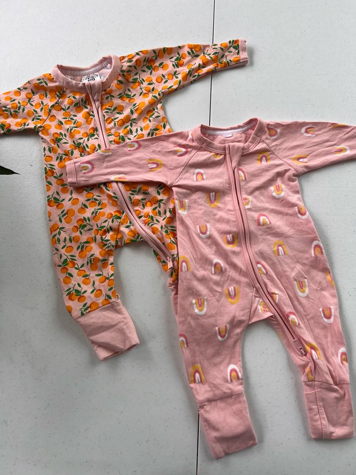 Lot de deux pyjamas zip fermeture éclair dim neuf taille 1 mois - photo numéro 2