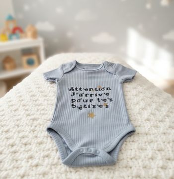 Body bleu côtelé personnalisé "Attention J'arrive pour les bêtises" 