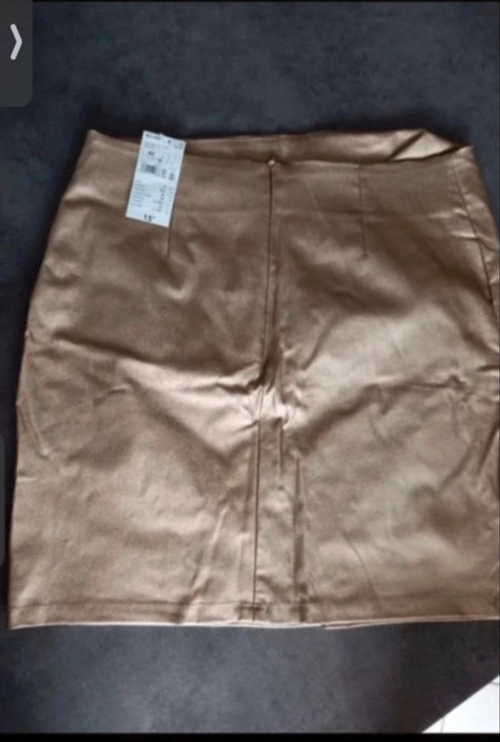 Jupe pour femme NEUVE avec étiquette taille 36 couleur doré - photo numéro 2
