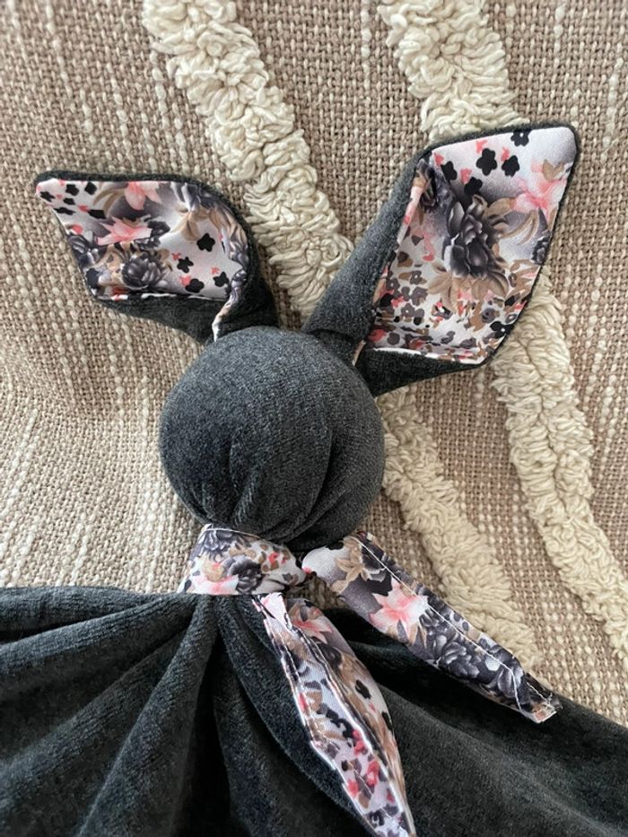 Peluche doudou plat fait main Gabin le Lapin noir velour Motif fleur neuf - photo numéro 2